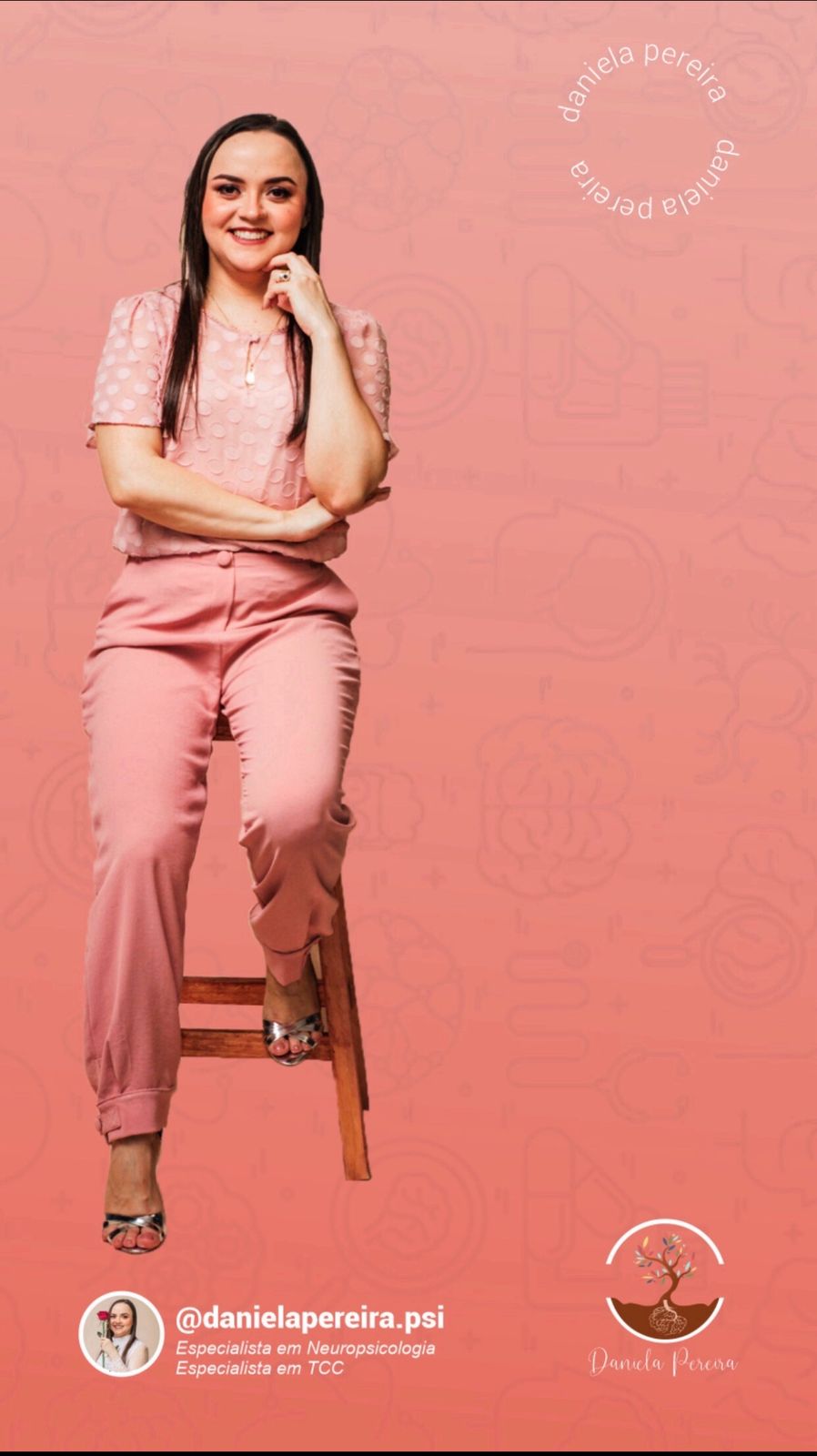 Daniela Pereira, psicóloga clínica, em retrato com fundo coral